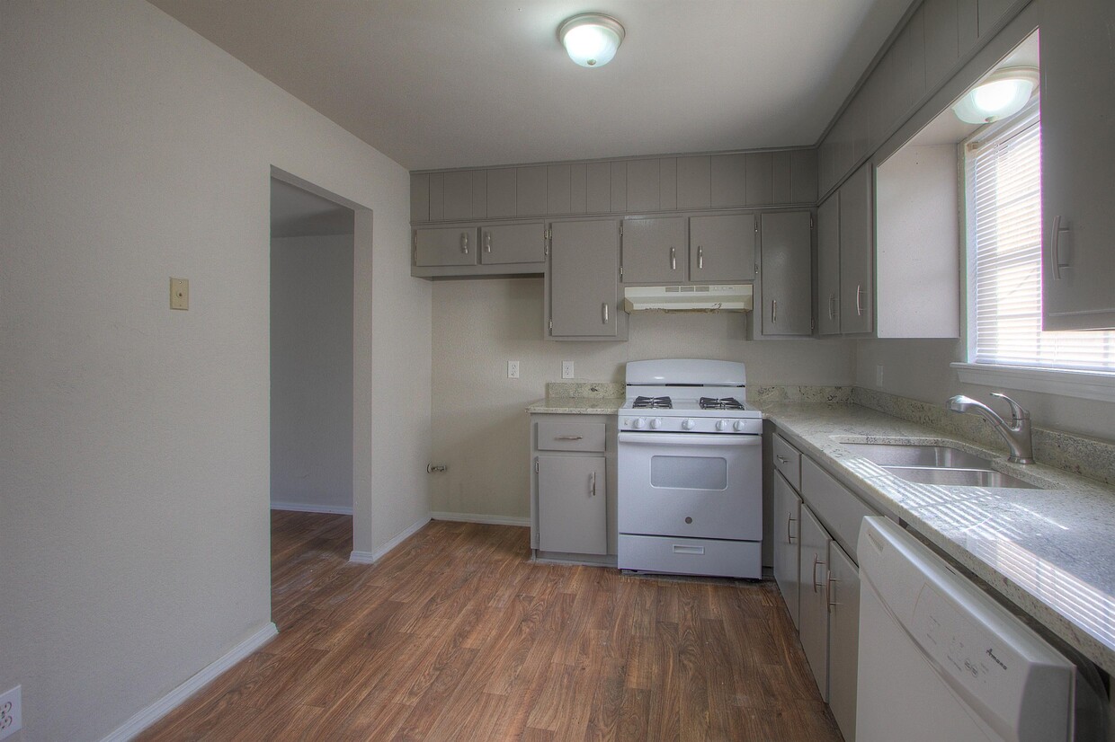 Primary Photo - 215 W Sycamore St