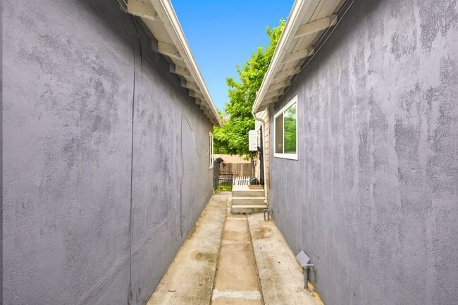 Building Photo - 554 Ritchey St