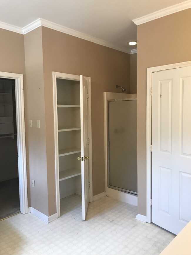 Building Photo - 3521 Riverway Dr