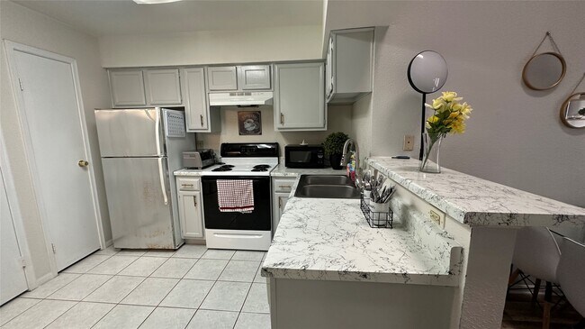 Building Photo - 2425 Holly Hall St