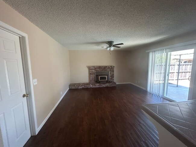 Building Photo - Stay cool in Lemoore in this spacious home...