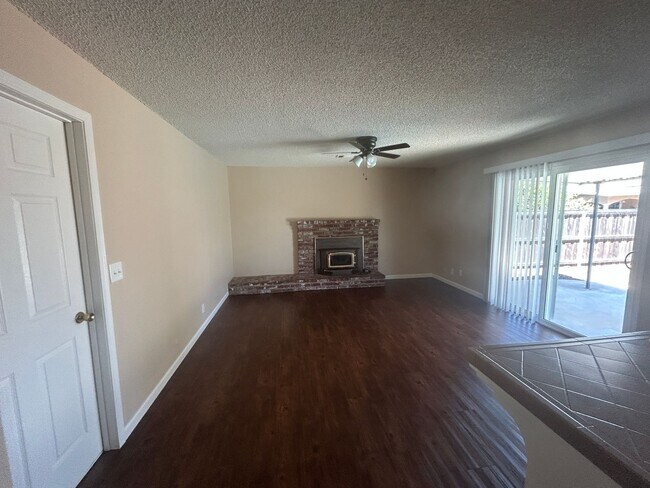Foto del edificio - Stay cool in Lemoore in this spacious home...