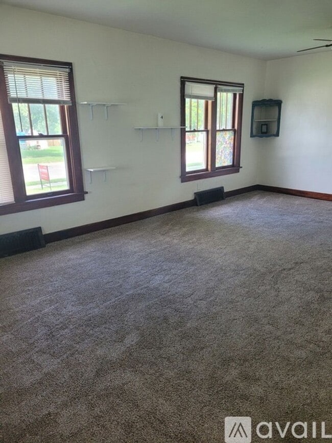 Building Photo - 2 Bd 1 Ba House in Beatrice Available in June!
