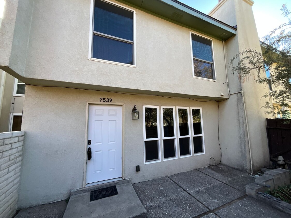 Foto principal - *Owner Broker* 2 Bedroom Townhome Availabl...