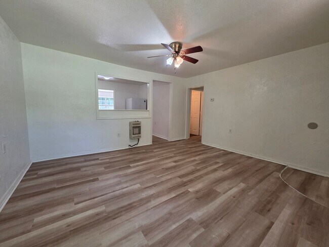 Building Photo - 3 Bed 2 Bath at Shawnee
