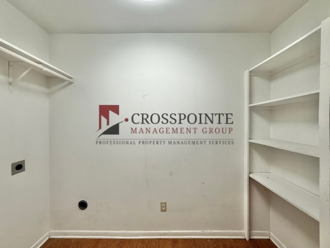 Building Photo - 3 Bedroom, 2 Bathroom Duplex!
