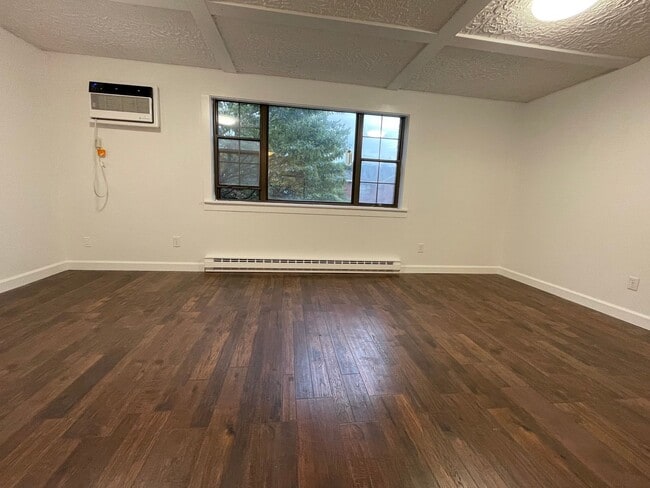 Building Photo - Charming 1-bedroom condo ideal for commute...