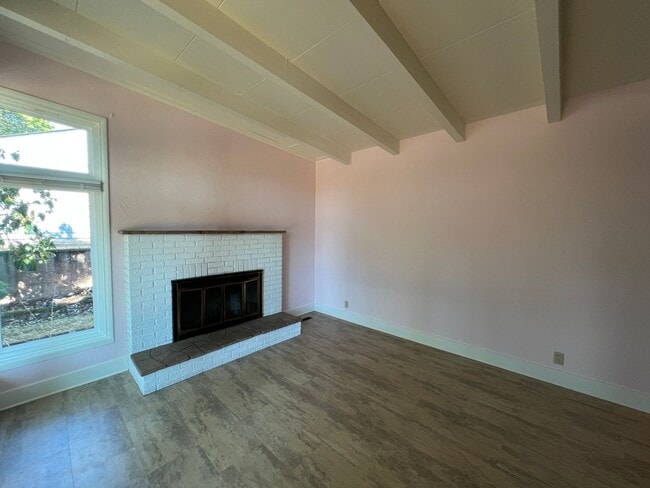 Building Photo - Charming South Hills Home