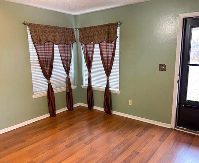 Building Photo - 4 Bedroom 2 Bath, Large Yard!!