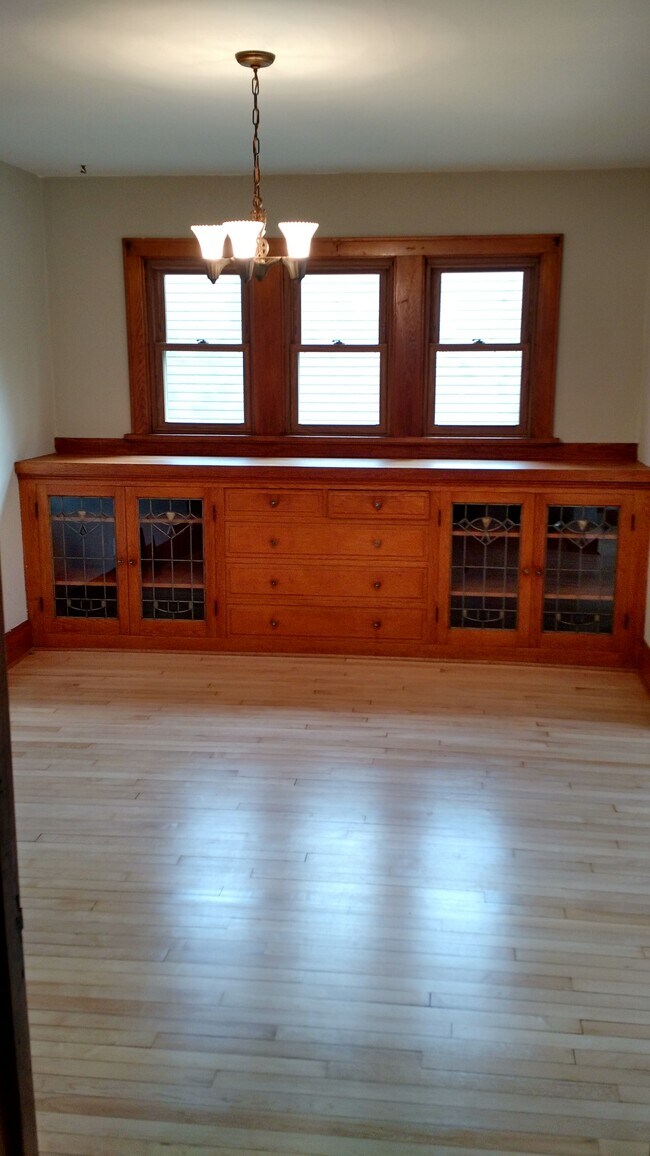 Dining Room w/Built In - 637 S 7th Ave