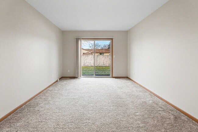 Foto del edificio - 2 bedroom Duplex - $1250/Month