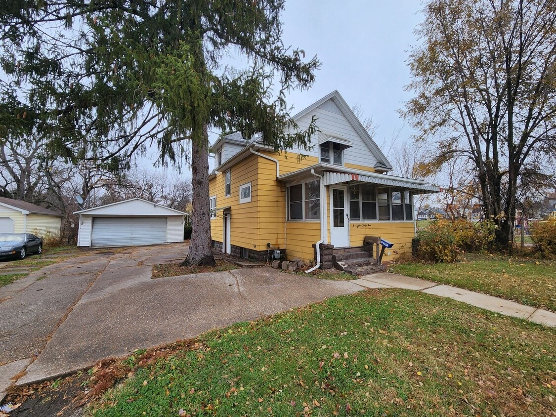 Foto principal - 3 Bedroom Home with 2 Car Detached Garage in East Moline