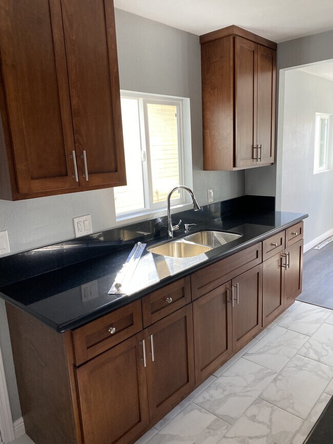 Foto del edificio - 8676 Evergreen Ave