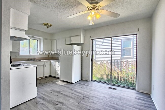 Building Photo - 2 Bed, 1 Bath Duplex Unit in Rose Village