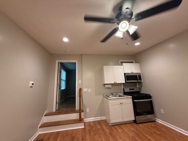 Foto del edificio - CHARMING COTTAGE IN NORMALTOWN AVAILABLE NOW!