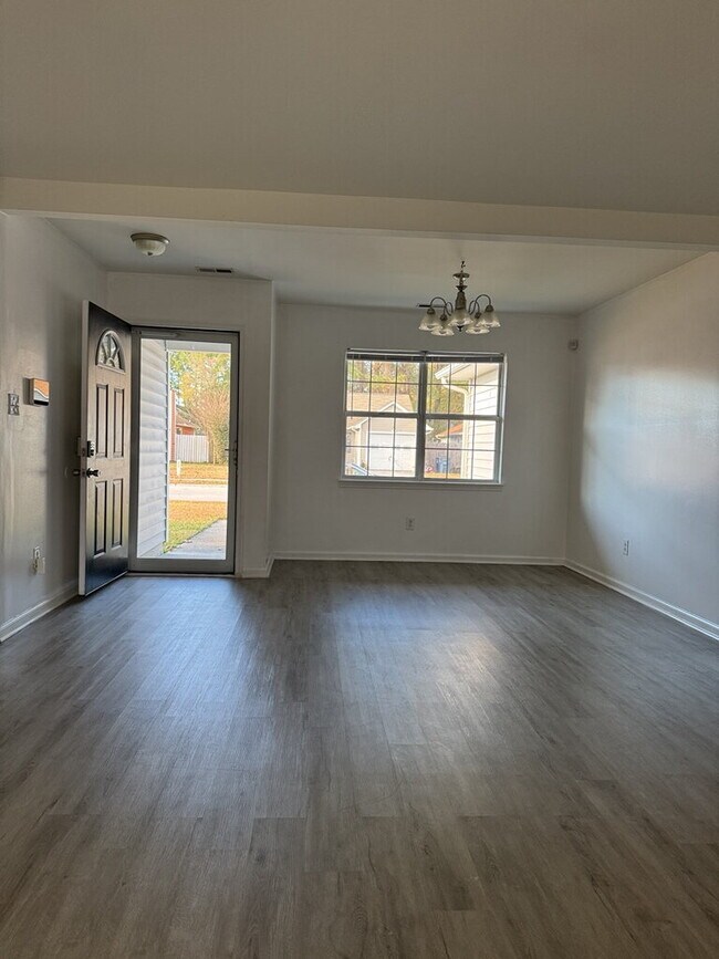 Foto del edificio - Beautiful 3 Bedroom, 2 Bath Home-3016 E. Windgate Ct.