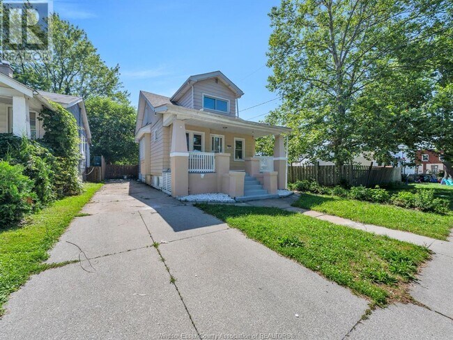 Photo du bâtiment - 1329 McKay Ave