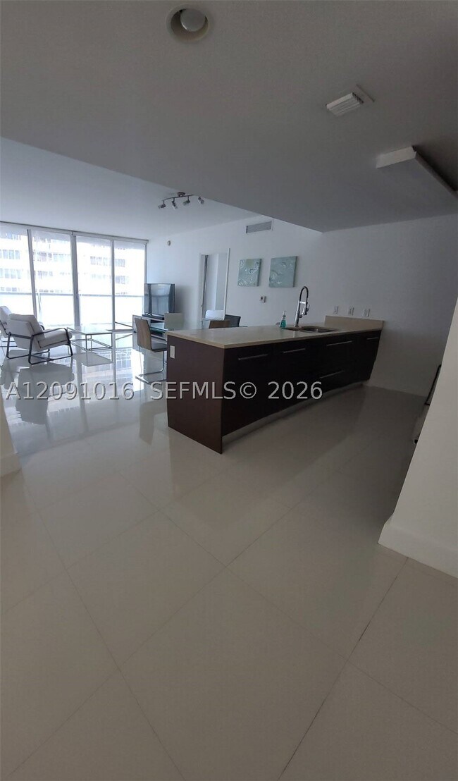 Foto del edificio - 475 Brickell Ave