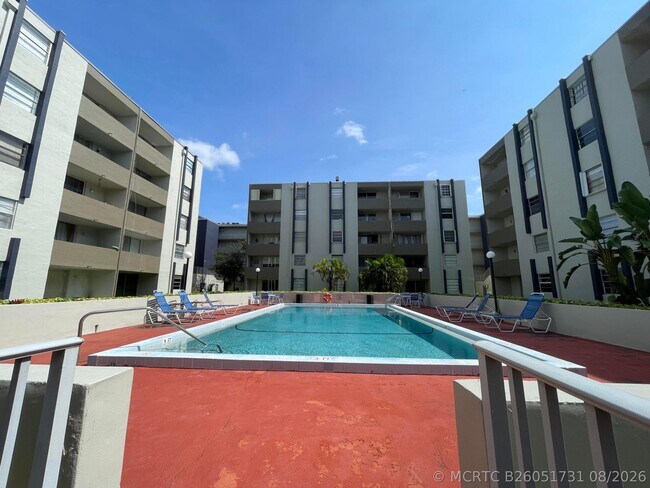 Foto del edificio - 10000 NW 80th Ct
