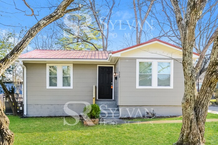 Primary Photo - The living is easy in this lovely 2 bedroo...