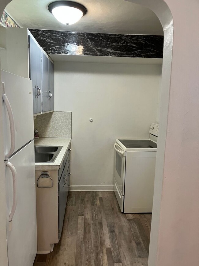 Building Photo - 1031