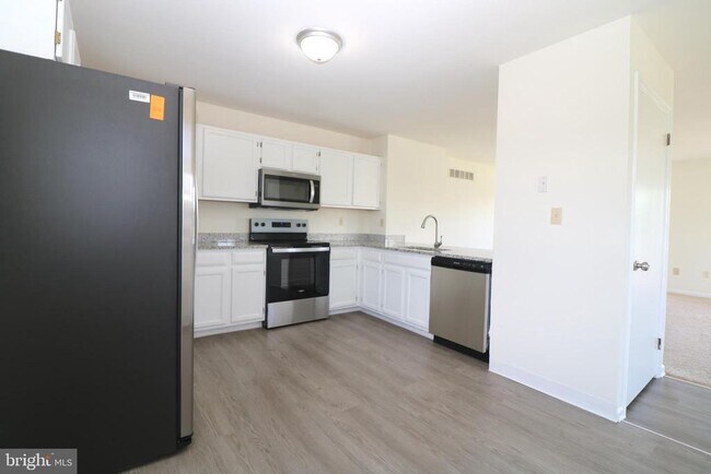 Building Photo - 220 Charring Cross Dr