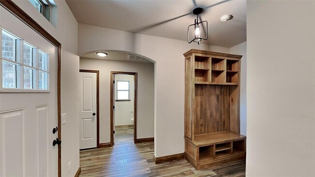 Building Photo - 4220 Royal Garden Dr