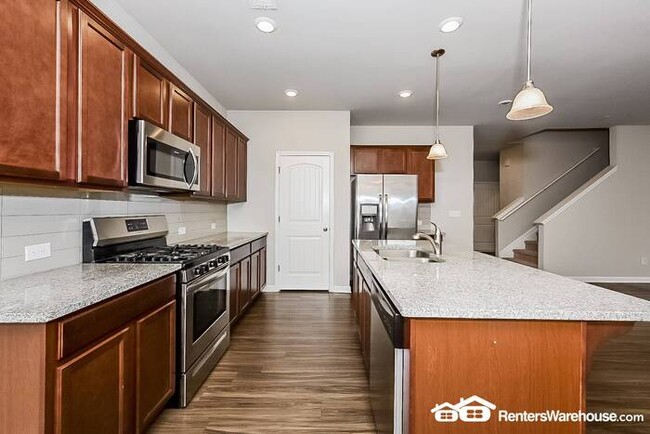 Building Photo - Ranch in swim community