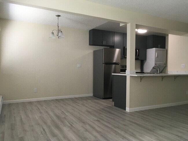 Building Photo - Nicely upgraded 2 Bedroom/1 Bathroom Condo...