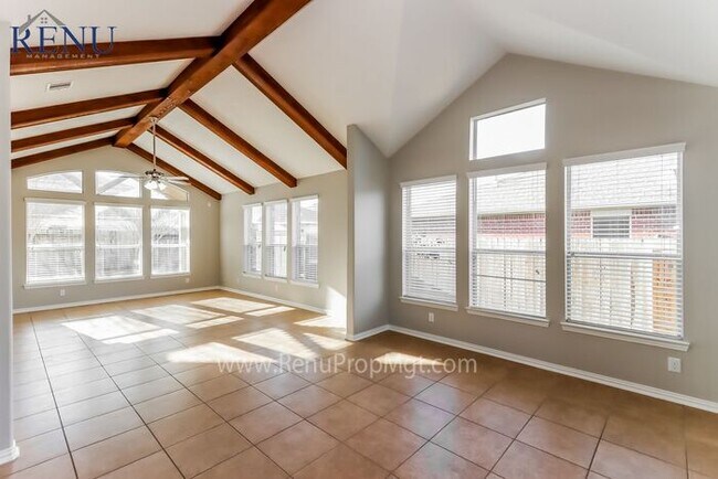 Foto del edificio - Now Available!