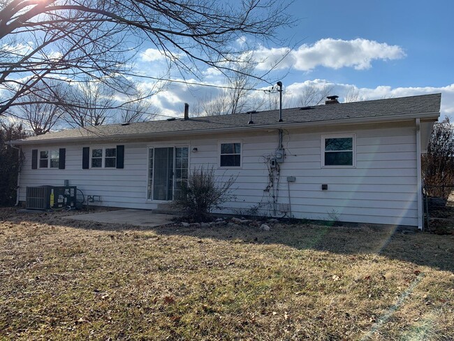 Building Photo - Adorable home ready for a family to move i...