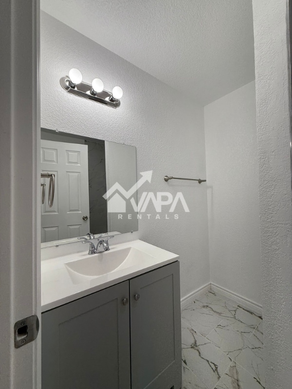 Building Photo - 7215 Hickory Grove Dr