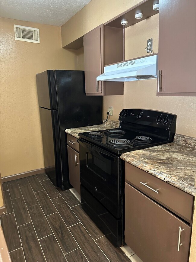 Building Photo - 10100 S Gessner Rd