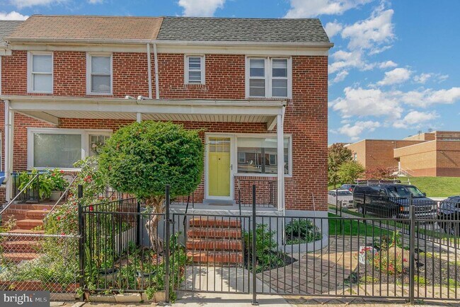 Building Photo - 828 Tolna St