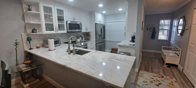 Building Photo - 9261 Vista Del Lago