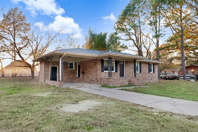 Building Photo - MOVE-IN READY! 3 BR, 1 BA Brick Ranch *EXCELLENT Wayne Mem. Drive Location!*
