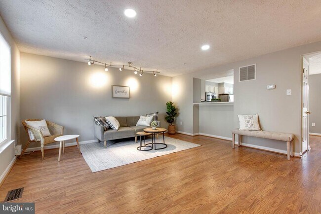 Foto del edificio - 8117 Ellen Way