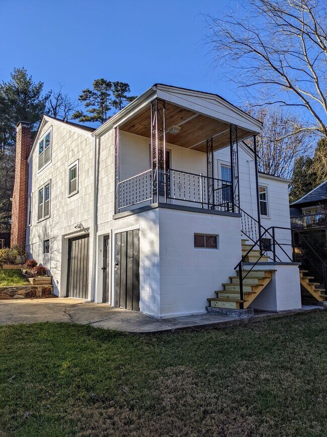Foto del edificio - Beautiful Asheville Rental in the Malvern Hills Neighborhood!