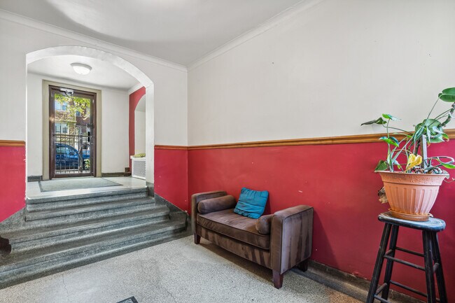 Building Photo - 5135 S Kenwood Ave