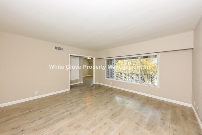 Building Photo - 2 Bedroom Fullerton Townhome
