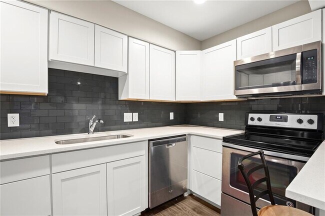 Building Photo - 935 La Posada Dr