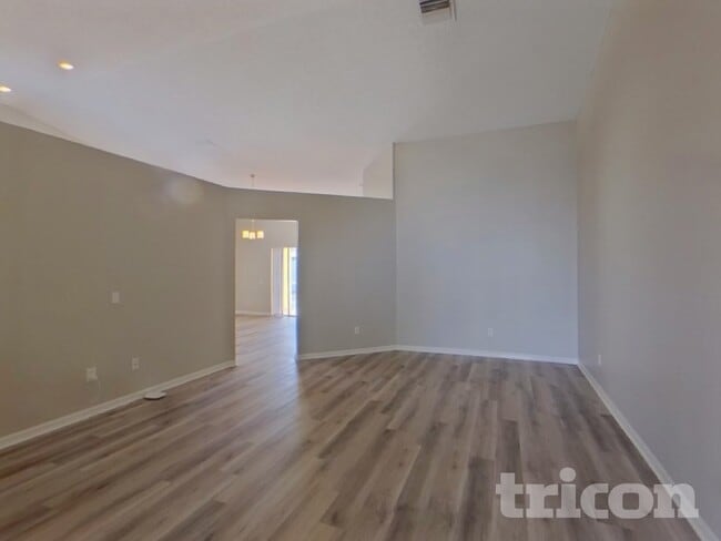 Building Photo - 217 Lakeway Ln