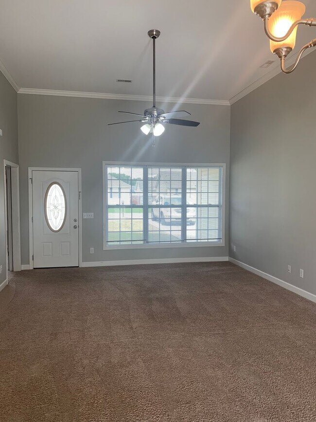 Foto del edificio - Bright and Open Floor Plan with Large Fenc...