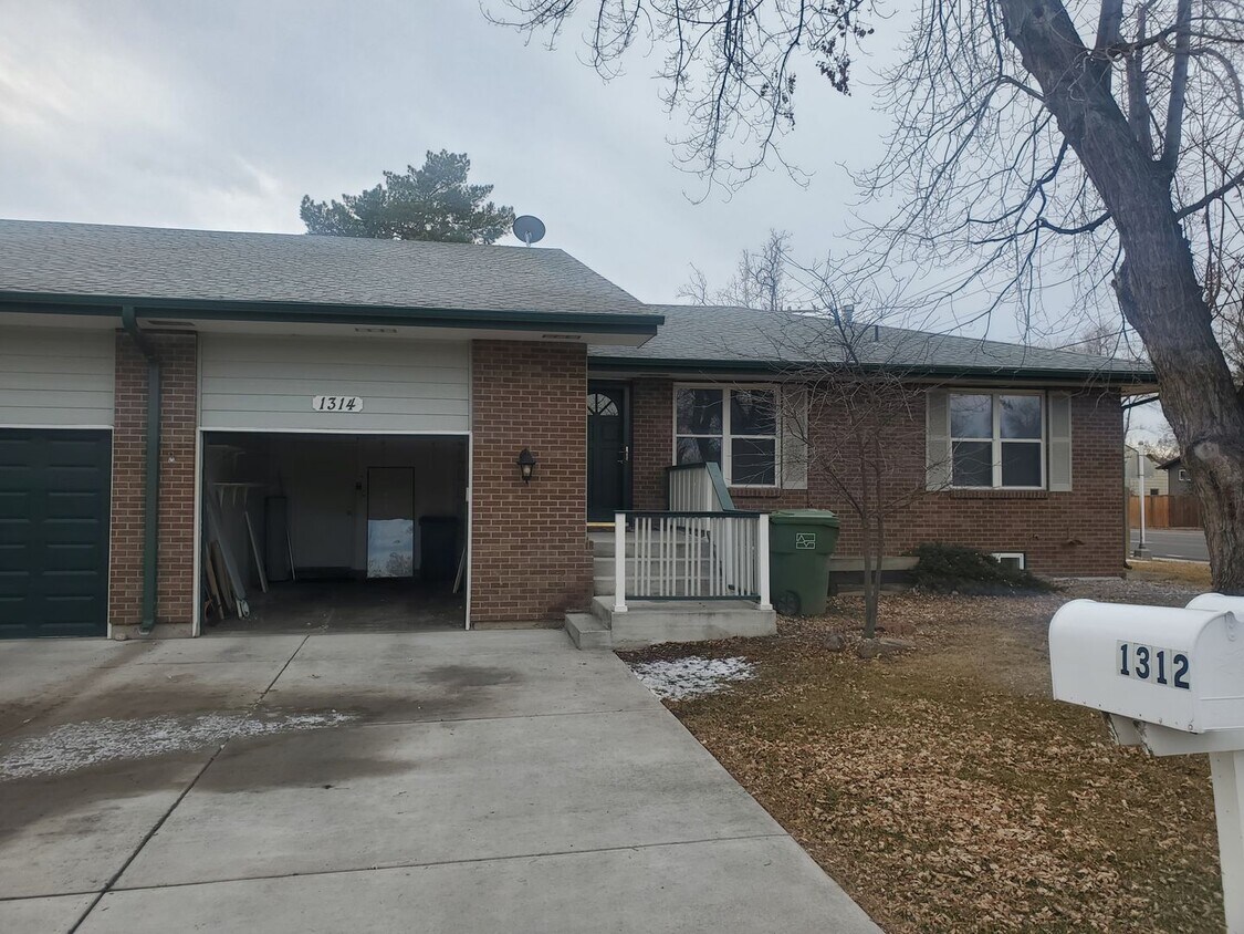 Primary Photo - SPACIOUS 4B/2.5B Now Available in Loveland...