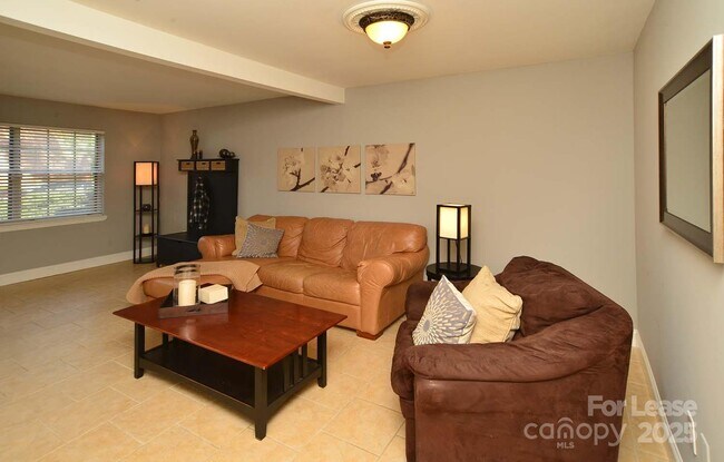 Foto del edificio - 8843 Hunter Ridge Dr