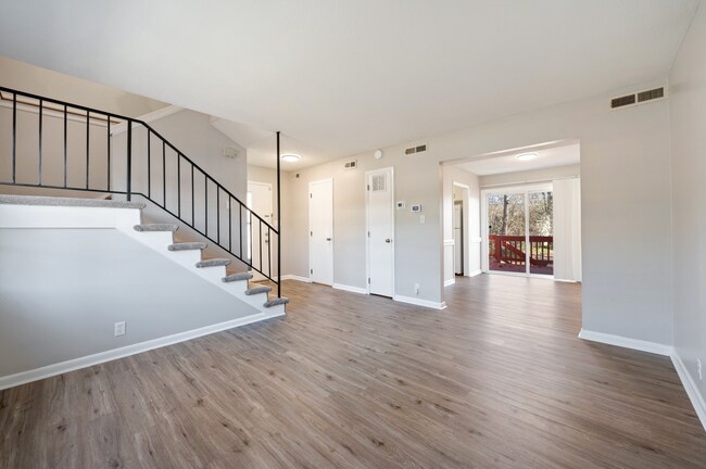 Building Photo - Charming 2-Bedroom townhome!