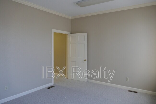 Building Photo - 112 Market St