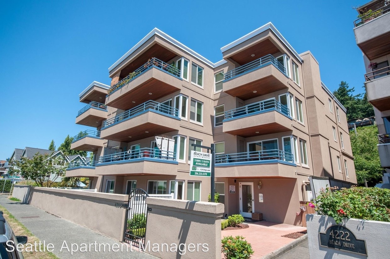 Primary Photo - 4208 Beach Dr SW