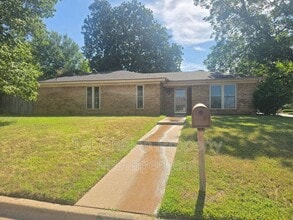 Building Photo - 1911 Green Meadow Ct