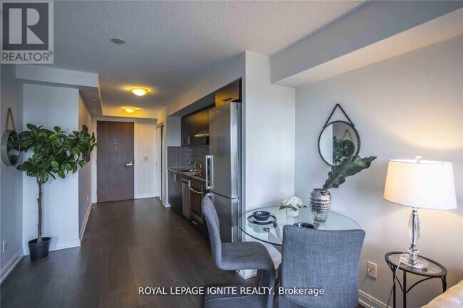 Photo du bâtiment - 255 Village Green Square